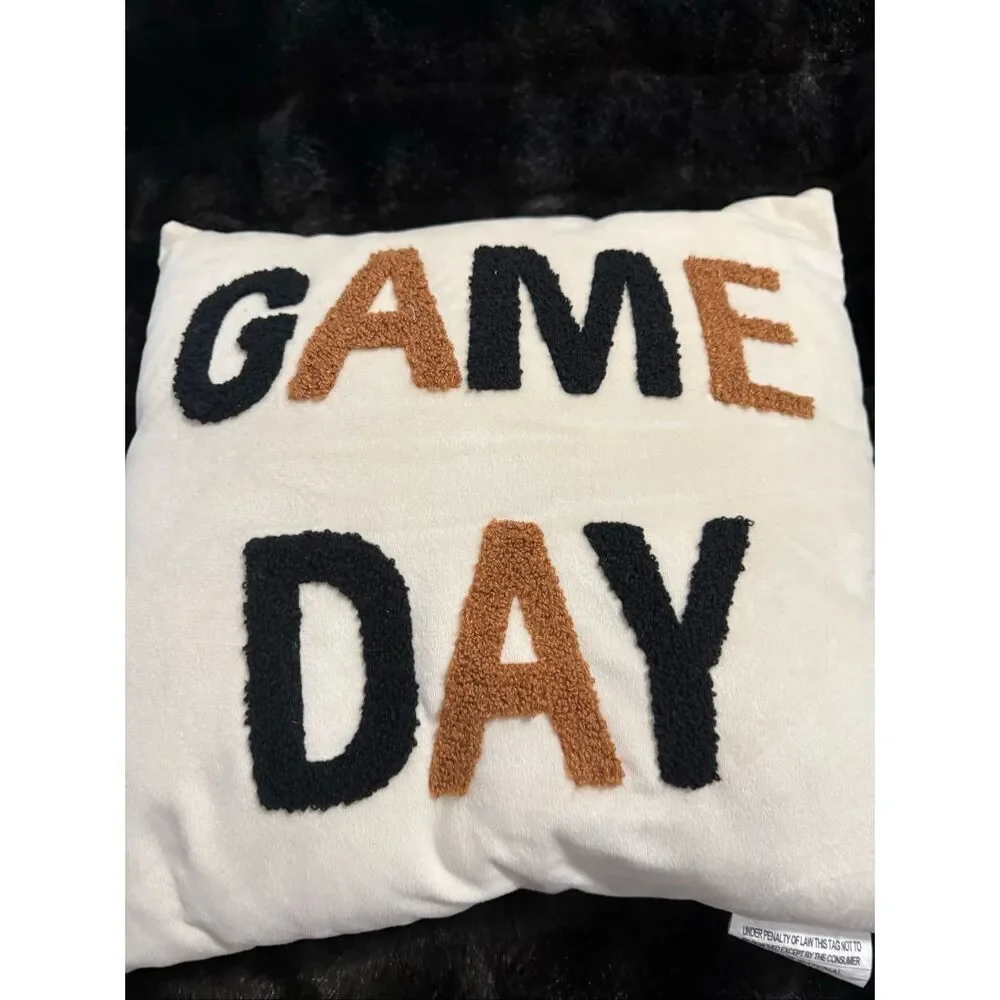 Aldi Kirkton House Game Day Pillow 16 X 16 White W/ Brown & black